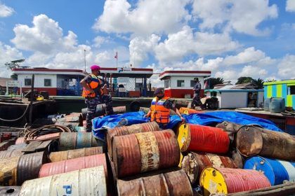 Personel Lanal Banjarmasin mengamankan BBM ilegal