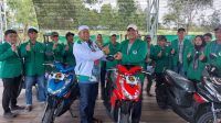 H. Bahrul Ilmi menyerahkan sepeda motor kepada Pengurus PAC PPP Se Kabupaten Batola