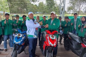 H. Bahrul Ilmi menyerahkan sepeda motor kepada Pengurus PAC PPP Se Kabupaten Batola