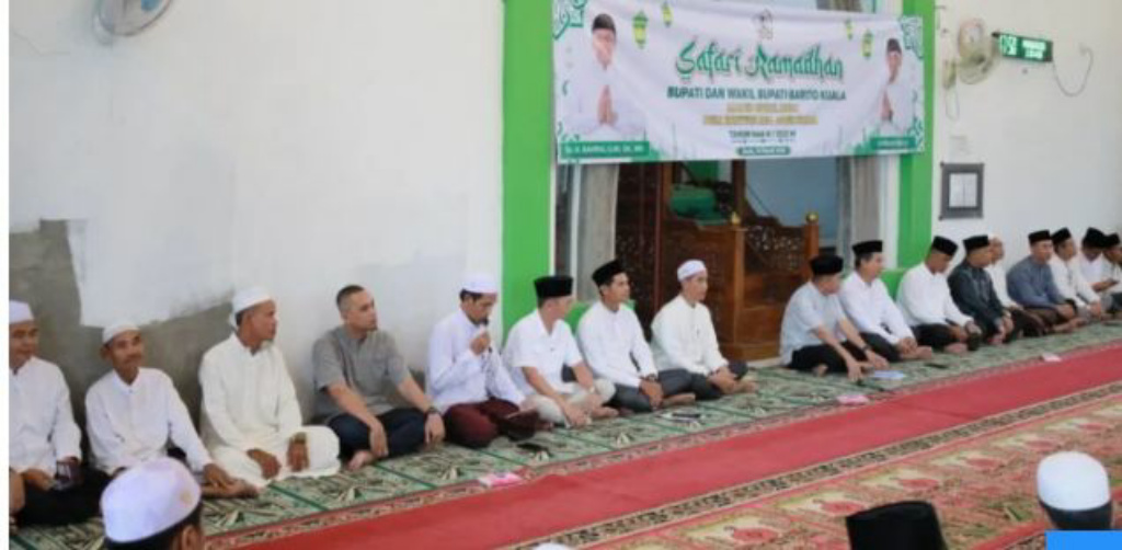 MARABAHAN-Wabup Batola, Herman Susio Serahkan Bantuan ke Pengurus Masjid Nurul Huda, Desa Banyiur, Kecamatan Anjir Pasar, Senin (10/03/2025).(foto:diskominfo batola)